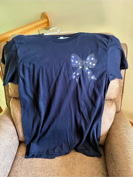Tops - Bow Graphic Short Sleeve Tee in Blue
